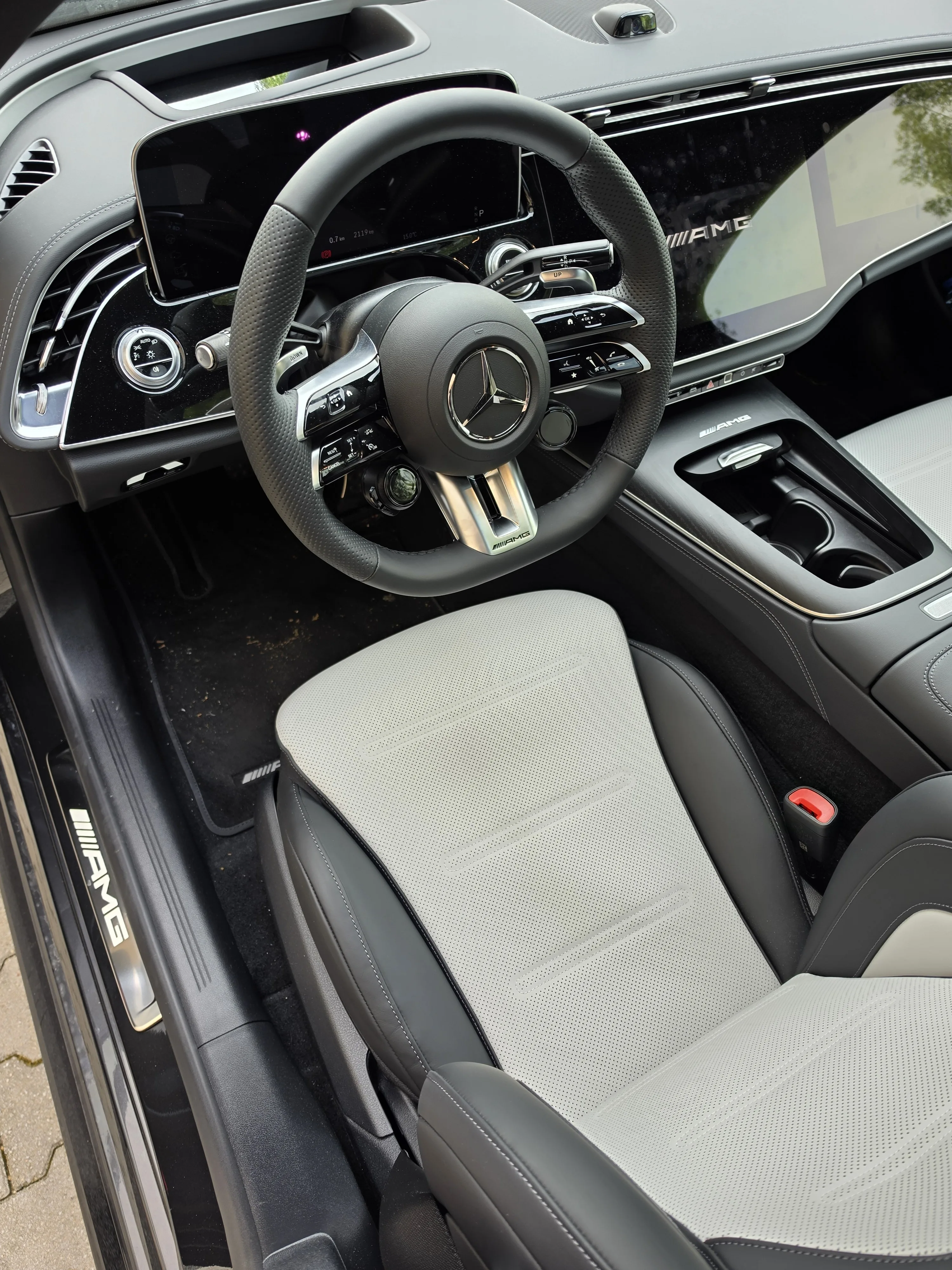 Mercedes-AMG E53 interieur voor reiniging met zichtbare vervuiling